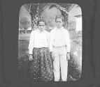 Deux enfants non lepreux de Molokai.