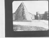 Porta San (Illeg.) unt (Illeg.) pyremide.