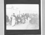 ZW. Belgian refugees living in bathing machines at Ostend.