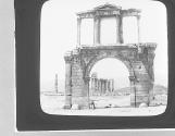 Porte d'Adrien et temple d Jupiter. Athenes.