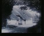 Vennhaus hinter Buchenhecke. Hofen.