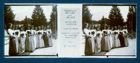 Oberland Bernois Interlaken Juenes filles en costume national