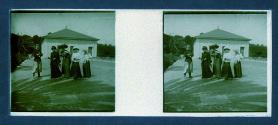[Unid. group of four women and one man]