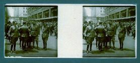 [WWI soldiers in street]