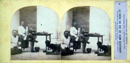Le Frère Du Roi De Siam Déjeunant - Un noble favori est accroupi à ses pieds. - Deux esclaves sont prosternés devant lui.