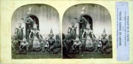 Théatre Siamois Ou Lakhone - Groupe d'actrices; au fond le personnage comique (homme)
