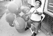 [Dwarf selling balloons at Circus Knie]