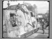 [Soldiers, Tank]