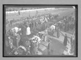 [autos lined up to start race]