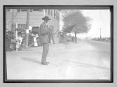 [auto race, flagman]