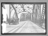 [auto driving across bridge]