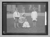 [John Osmael Scott-Ellis, Elisabeth Gwendolen Scott-Ellis, Essylt Priscilla Scott-Ellis (baby), Bronwen Mary Scott-Ellis]