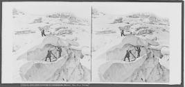 Guide traversant les crevasses des Bossons, Mont-Blanc (Savoie)