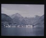 Talschluss eines Fjordes mit Blick a. Hangetal. u. Firnfeld.