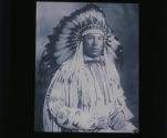 Indianer im Festschmuck.