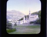 La basilique, les piscines, la grotte, et les fontaines.