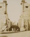 Louqsor propylone du temple de...et les statues de...(sic).