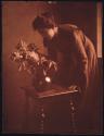 Dame mit Pfingstrosen (Emma Kuhn-Katsung - wife)