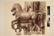 Chevaux en bronze sur la façade