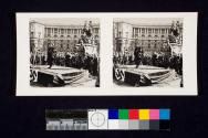 Himmler erwartet vor der Wiener Hofburg den "Führer"