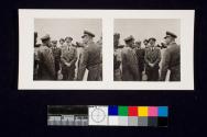 Adolf Hitler und seine engsten Mitarbeiter vor einem Frontflug
