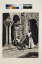 Deux Arlésiennes dans le cloître de Saint-Trophime d'Arles