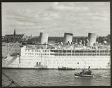 [The British liner "Strathnaver" entering the harbor of Stockholm]