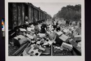 [Civilians Looting train, between Darmstadt and Frankfurt]