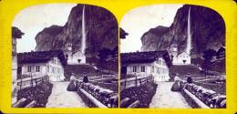 L'Église De Lauterbrunnen Et Le Staubach. Suisse