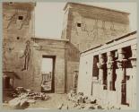 Phylae Temple d'Isis Interieur du premier pylons