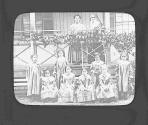 Soeurs Franciscaines et jeunes filles lepreuses.