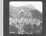 La ville et les montagnes.