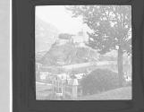 Panorama de le chateau et les montagnes.