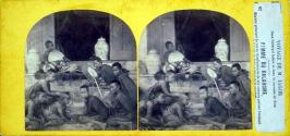 Femme Du Kalahome, Ministre principal du roi de Siam entourée de ses esclaves portant l'éventail.  La thé... la haute á bétel et le crachoir.