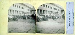 Palais Du Roi De Siam - Les soldats de la garde sont accroupis ou couchés devant la porte d'entrée.