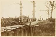 Marche sur Hong-Hoa, Entrée du village de Trach-Moil
