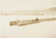 Vue de la manoeuvre de relèvement de la passe navigable, hausse No.11 en relèvement, Barrage d'Évry