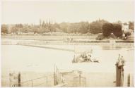 Vue de la manoeuvre de relèvement de la passe navigable, relèvement de la hausse no.6, tête d'aval de l'écluse, Barrage d'Évry