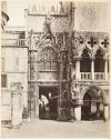 Porte du Palais Ducal dite della Carta, prise de la Loggetta