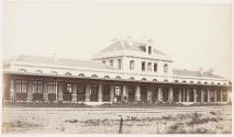 Gare de Vichy, façade sur le chemin de fer