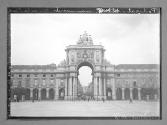 Port. monuments-arc de la Place/au Commerce et entree de la rue