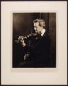 [Man playing violin]
