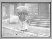 NYC 1912/ Woman Carrying Rag on head