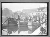 [Unid Photographer on Boats]