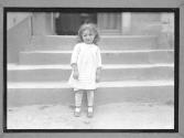 Little Girl on Steps, Pous