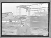 [Worker Near 'George Anna Weens']