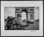 Touré, a delivery person, Arc de Triomphe