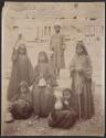 Filles Arabe porteuse d'Eau