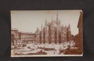 a Milano, Piazza del Duomo