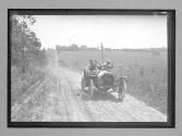 [auto on road]